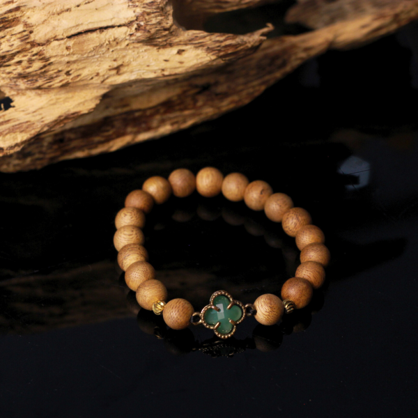 Vòng Tay Trầm Hương Charm Cỏ Bốn Lá Xanh